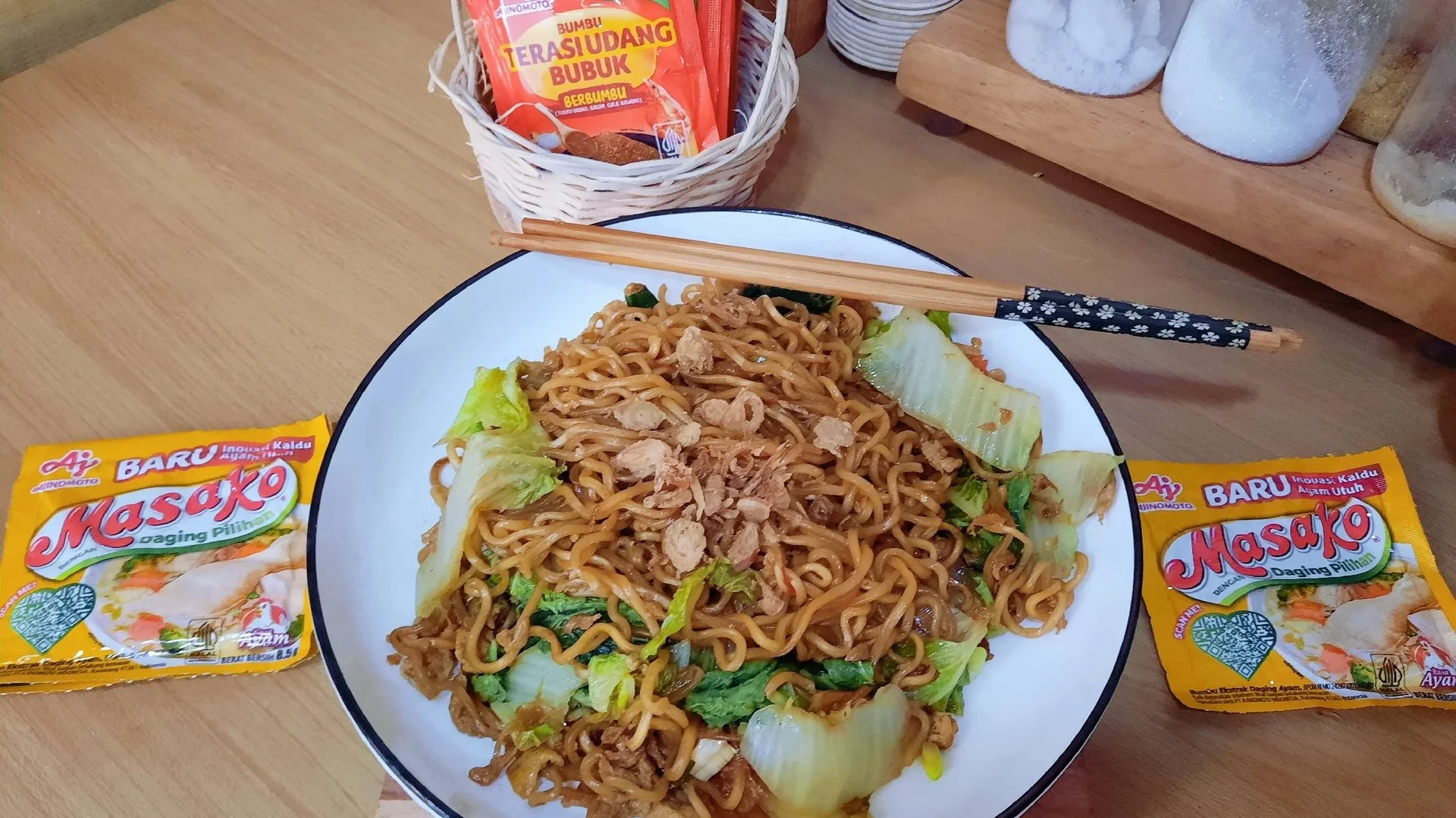 Mi Goreng Sambal Terasi Udang Bubuk Ajinomoto #JelajahMieNusantara