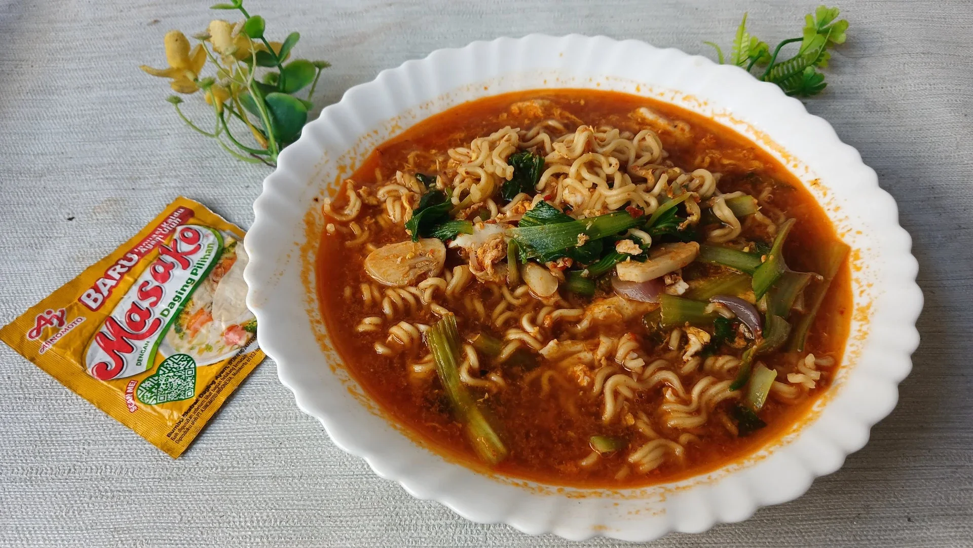 Mie Kuning Telur Kuah Pedas