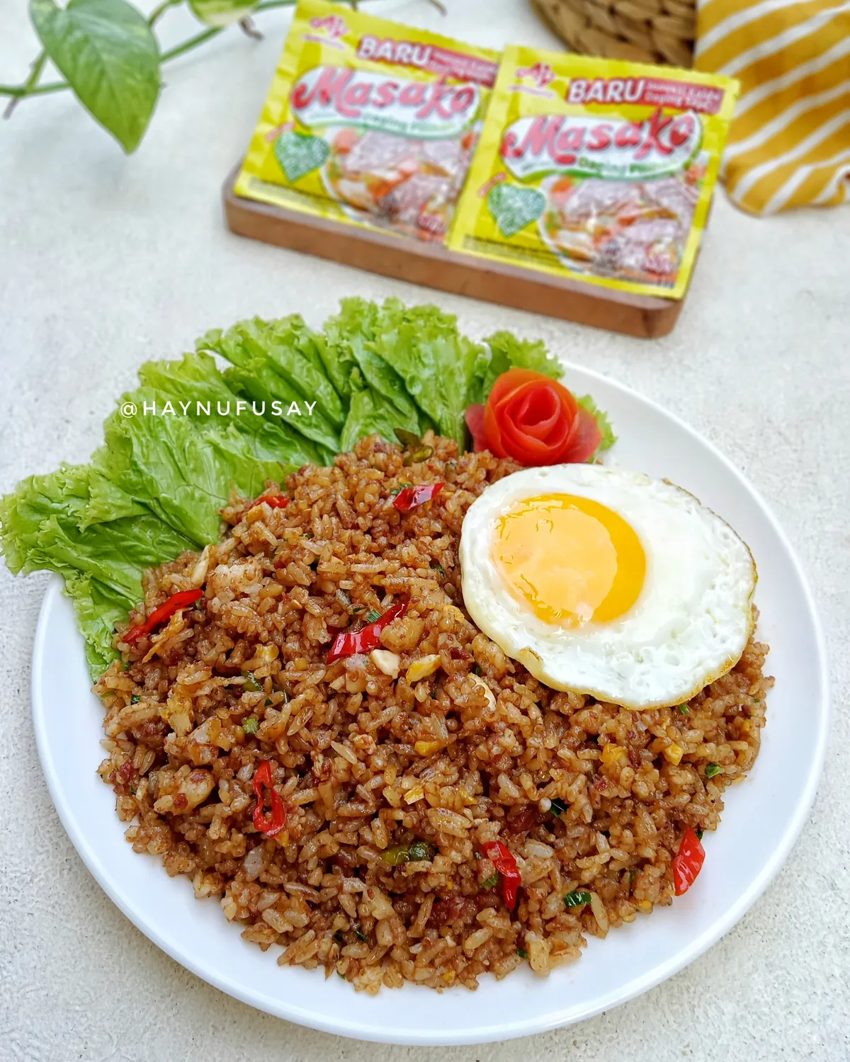 Nasi goreng seafood yang dimasak dengan api besar menghasilkan wok hei yang khas dan aroma menggoda