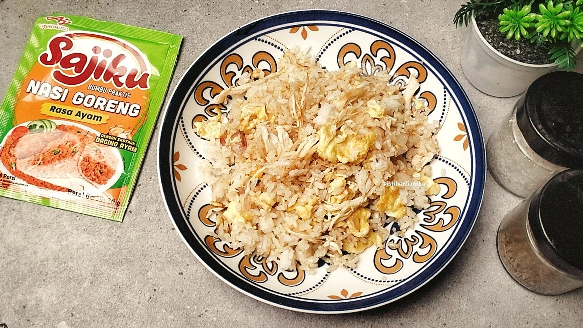 Nasi Goreng Telur Ayam Suwir ala SAJIKU®