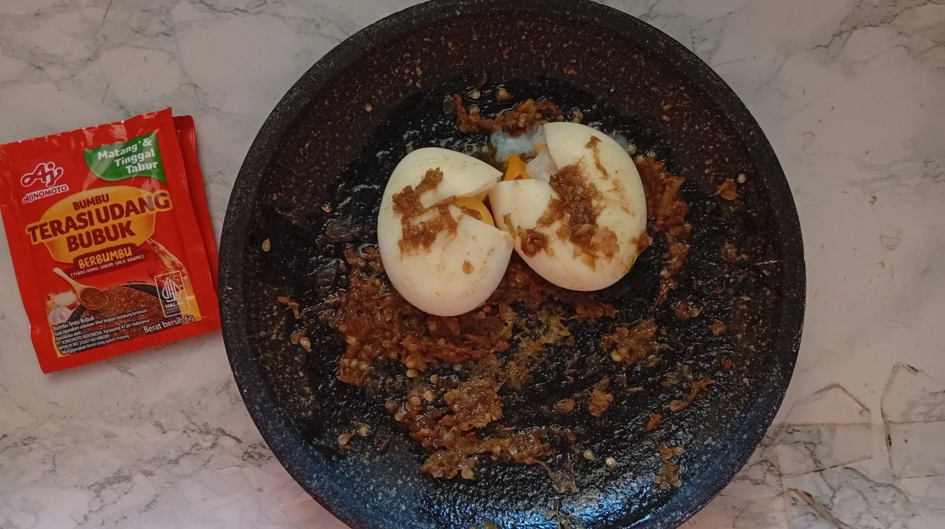 pecek telur rebus