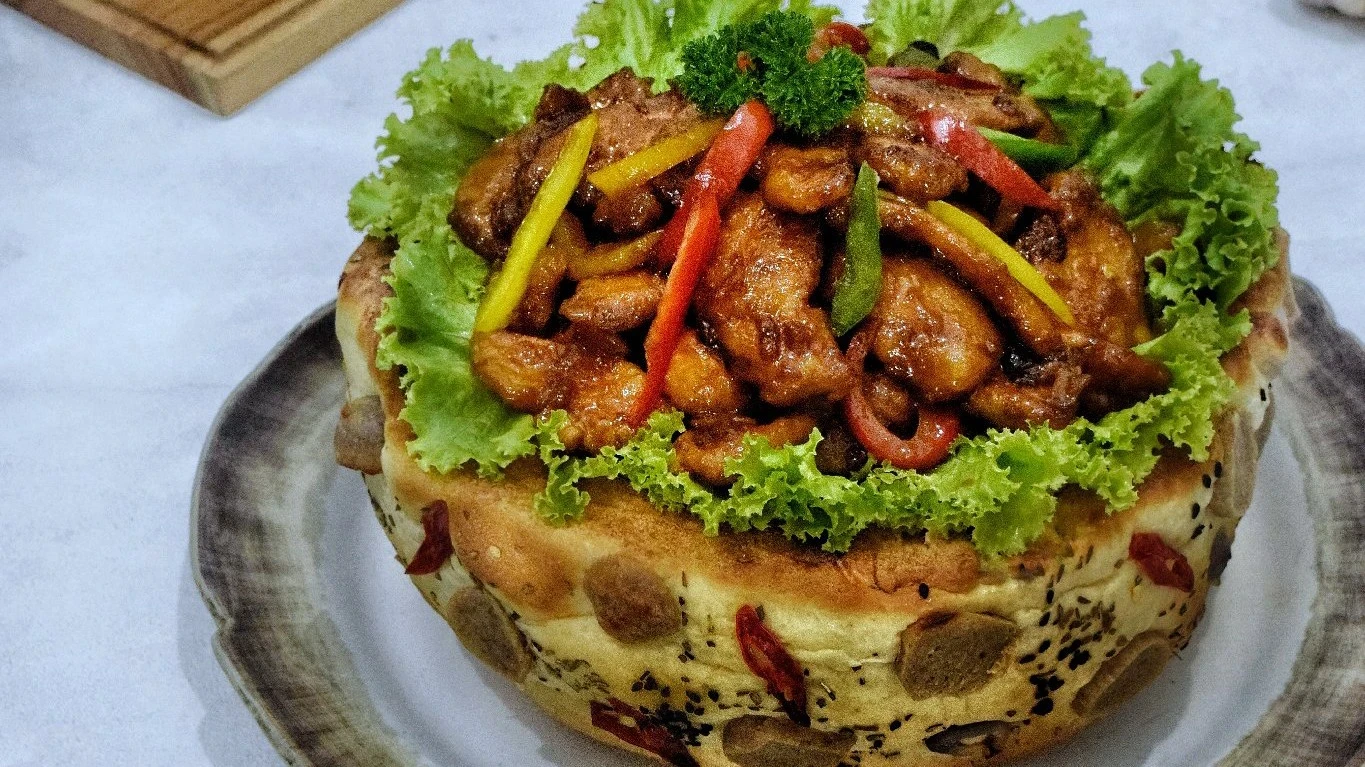 Pizza Mangkuk Tumis ayam saori