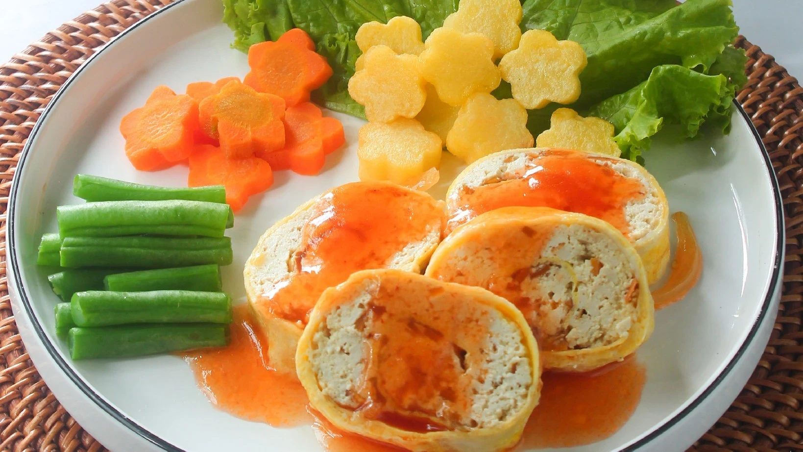 Rolade Tahu Kulit Wortel dengan Saus Asam Manis