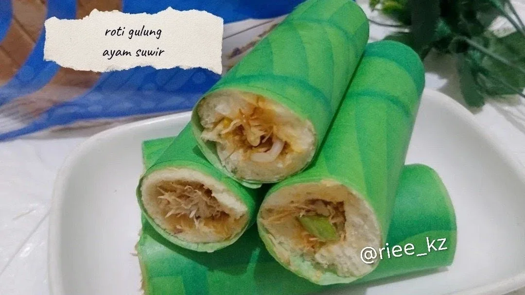 Roti gulung ayam suwir 
