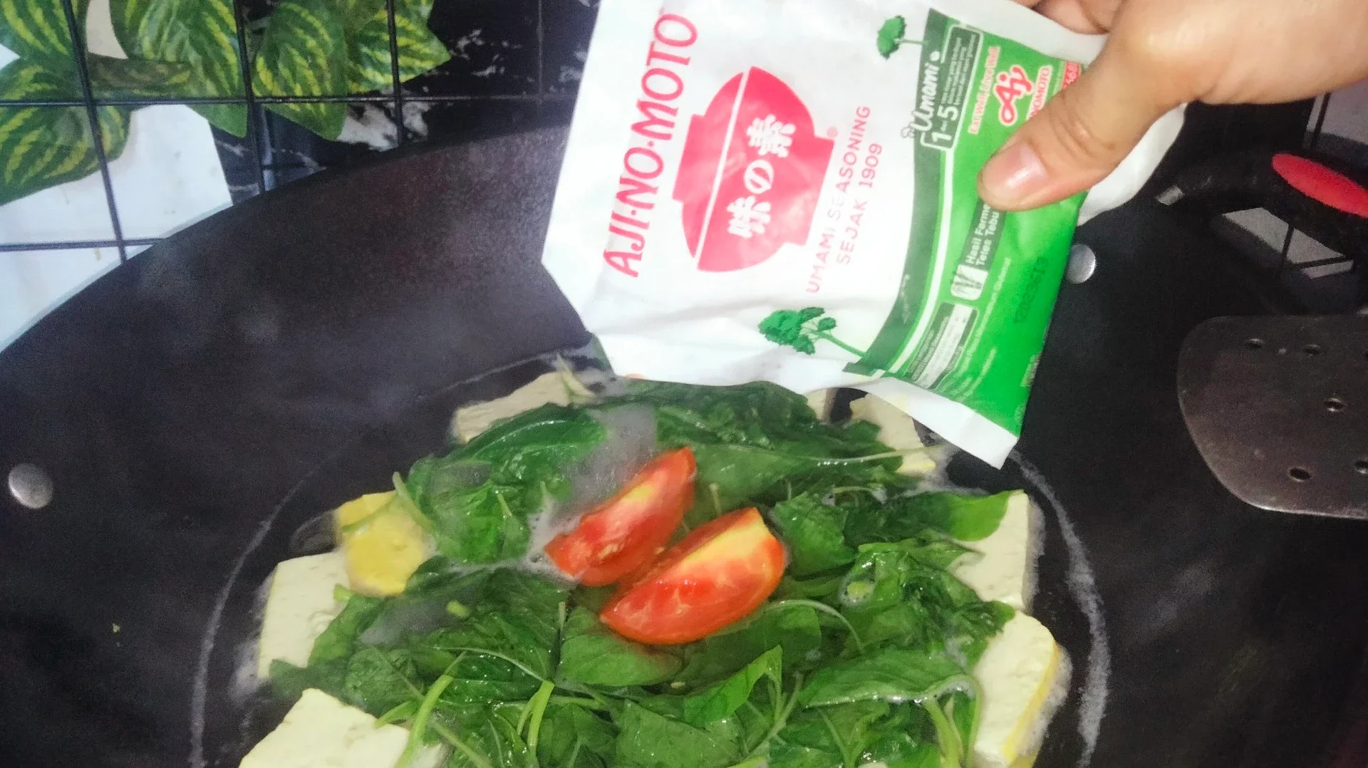 SAYUR BAYAM TAHU SUSU ala AJINOMOTO®