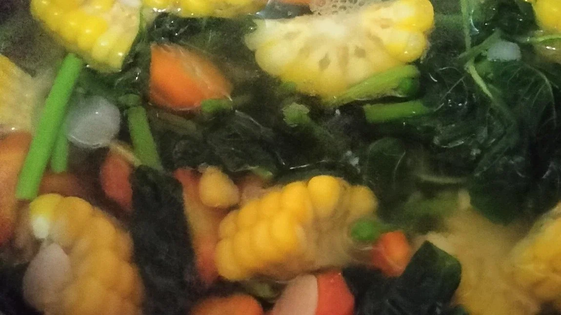 Sayur bening bajawor (bayam, jagung, wortel)