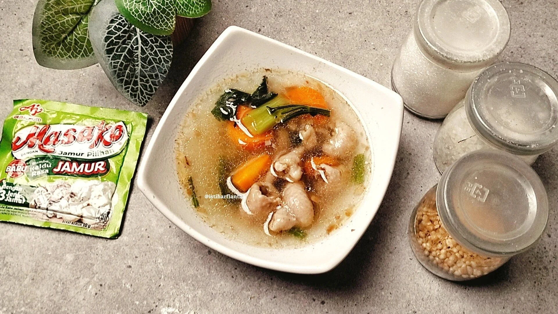 Sop Kulit Ayam Kaldu Jamur