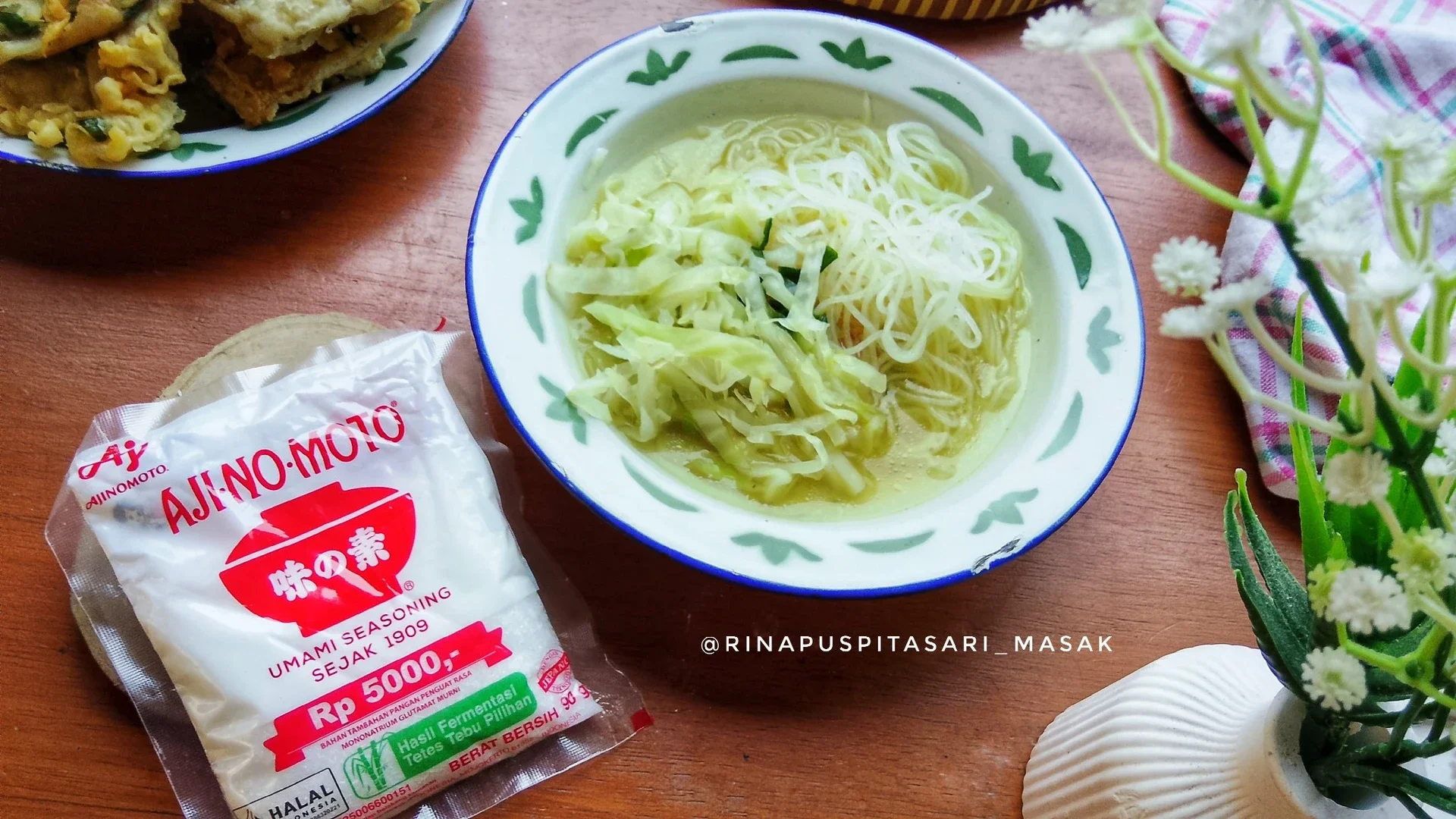 Soto Bening Kubis Bihun ala AJI-NO-MOTO®