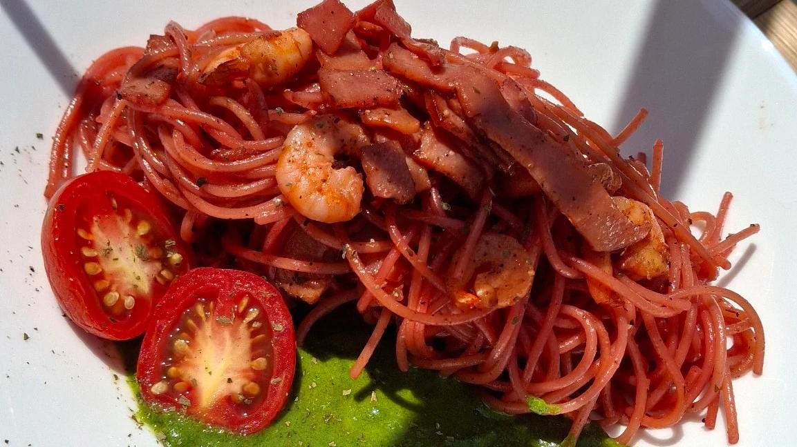 Spaghetti Merah Smoked Beef & Udang dengan Saus Bayam Susu Creamy