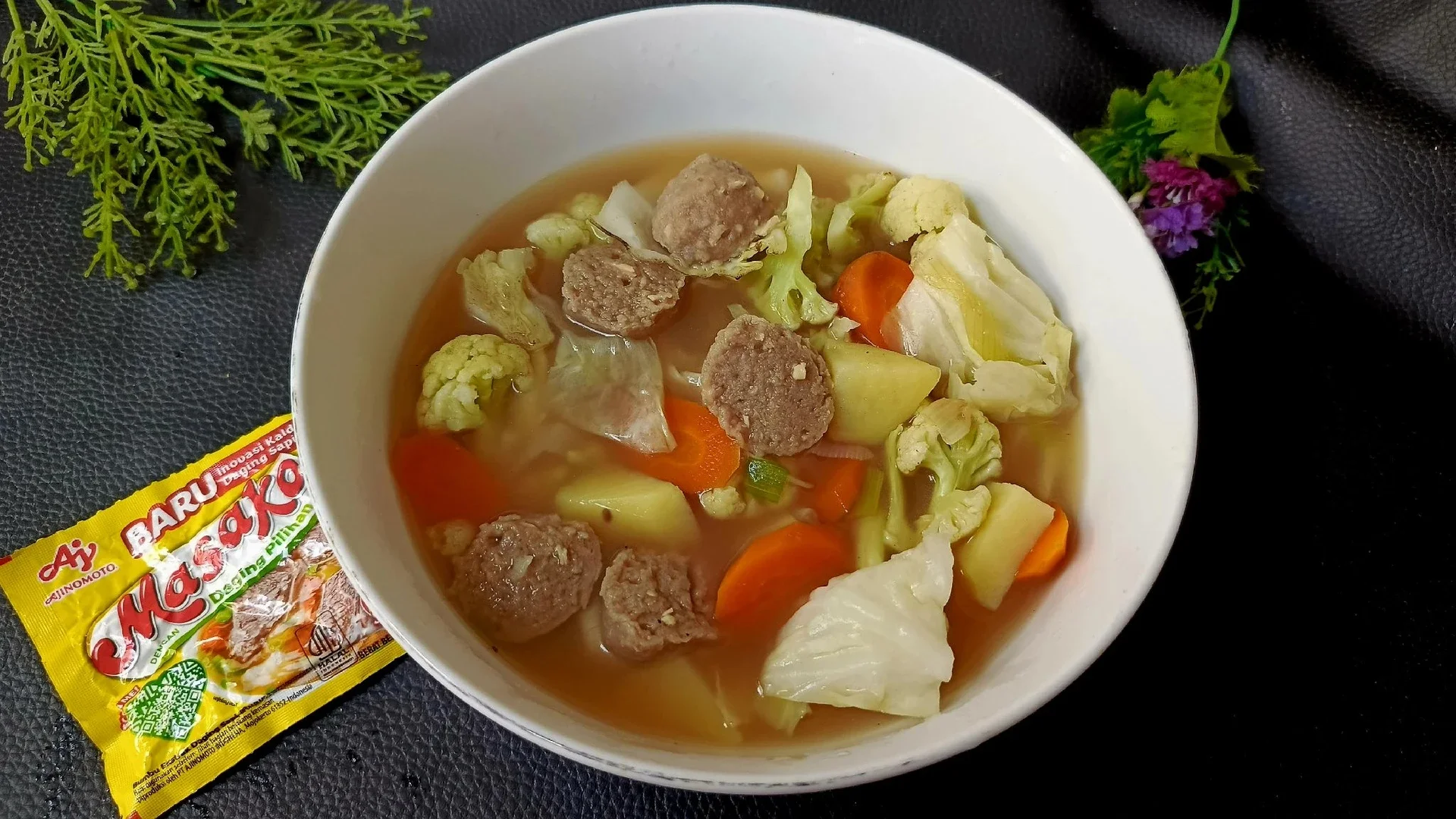 Sup bakso kembang kol wortel 