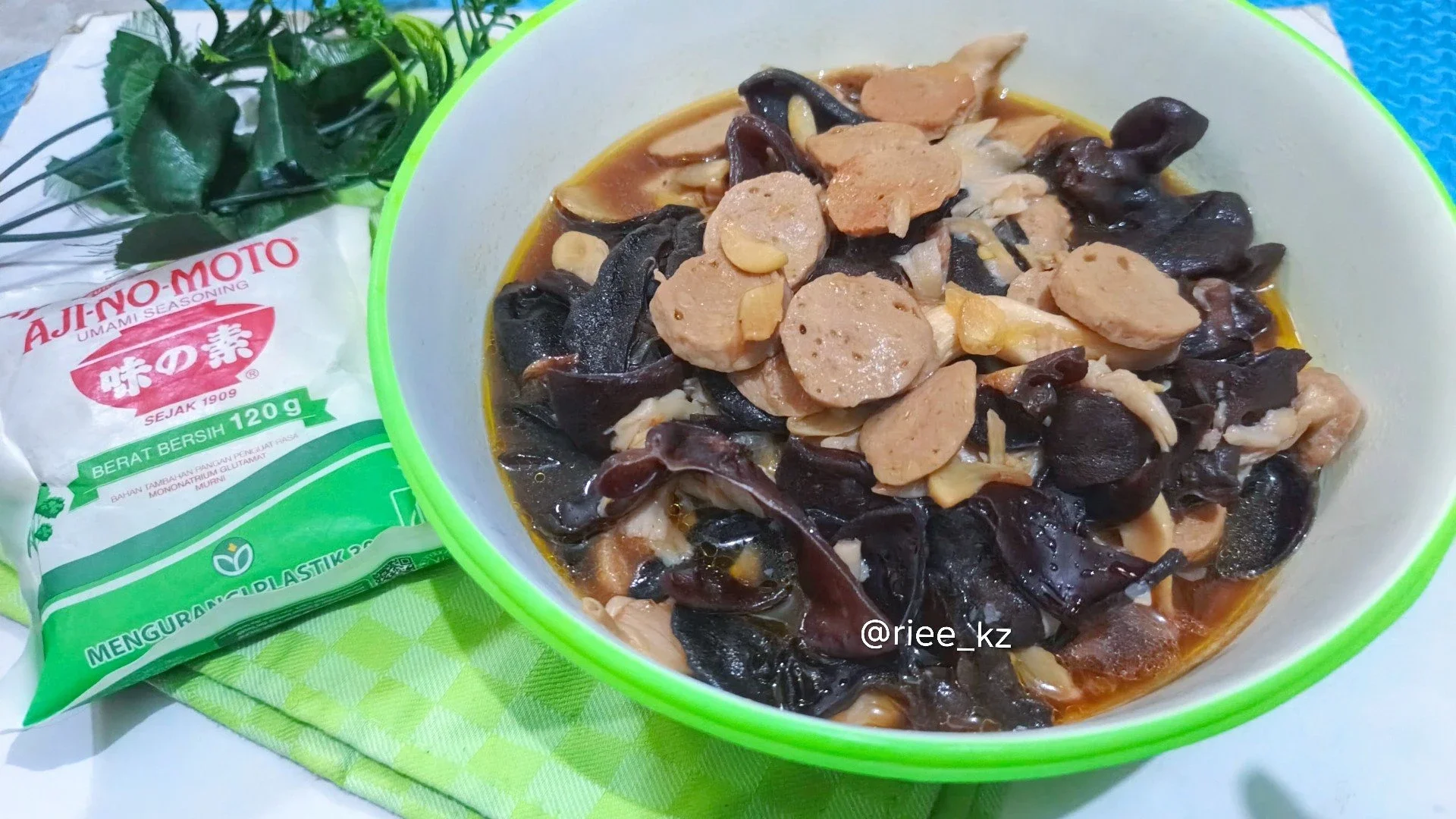 Tumis bakso jamur