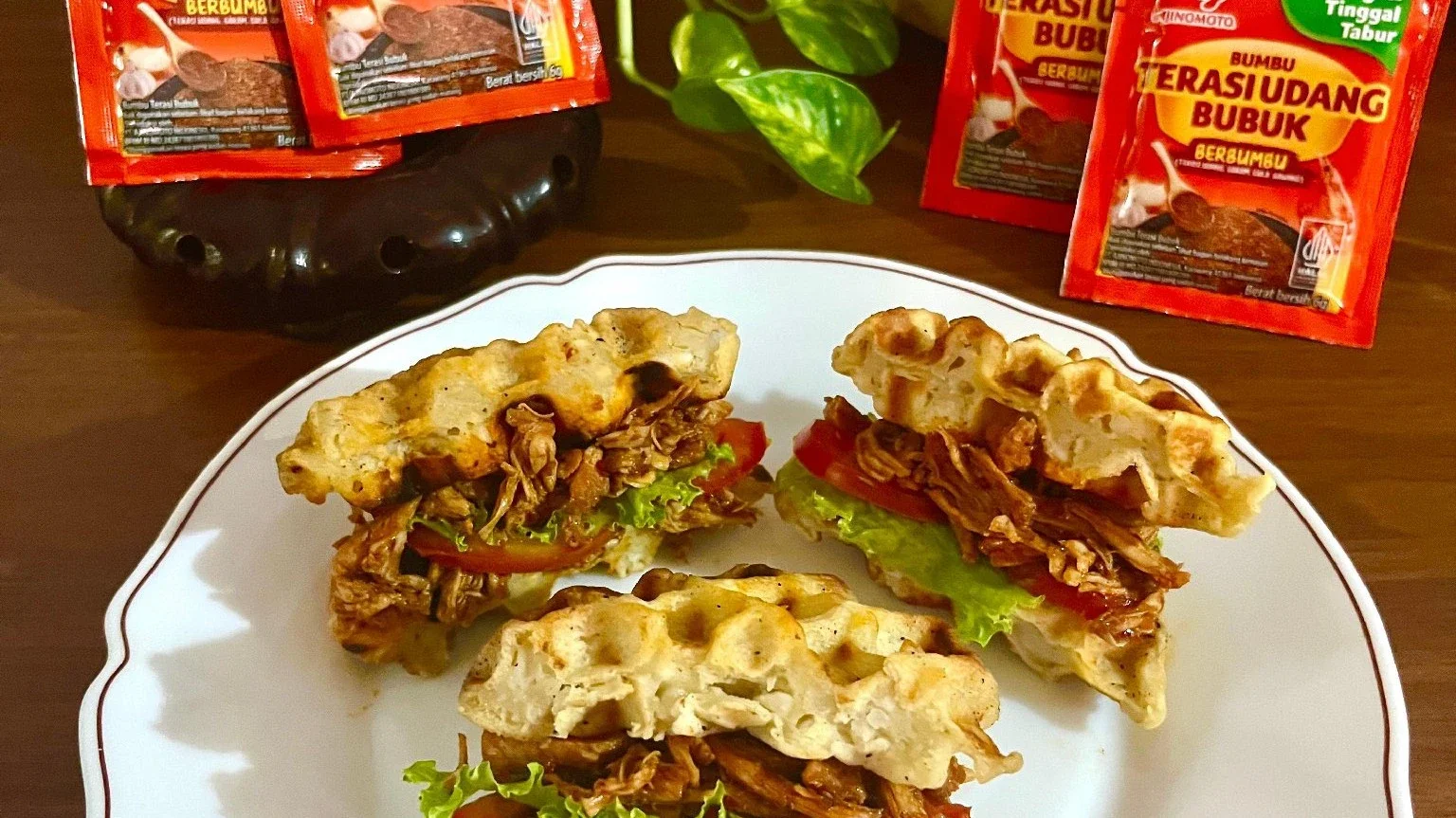Wafel Kimpul isi Ayam Bumbu Tomyam
